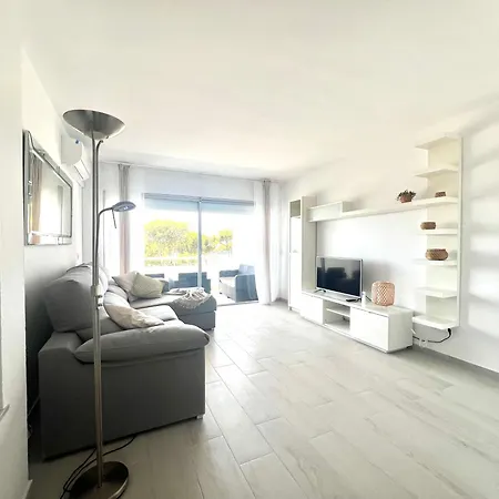 Bright With Amazing Terrace, Air, Overlooking The Garden And Sea, 2 Bedrooms, Sleeps 4, Swimming Pool And Gardens In A Very Quiet Area Apartament