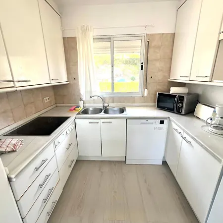 Apartament Bright With Amazing Terrace, Air, Overlooking The Garden And Sea, 2 Bedrooms, Sleeps 4, Swimming Pool And Gardens In A Very Quiet Area *