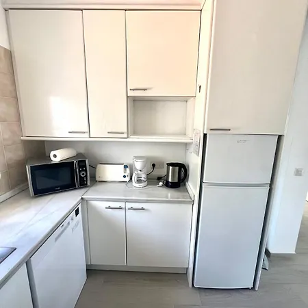 Apartament Bright With Amazing Terrace, Air, Overlooking The Garden And Sea, 2 Bedrooms, Sleeps 4, Swimming Pool And Gardens In A Very Quiet Area *