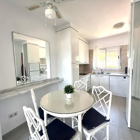 Apartament Bright With Amazing Terrace, Air, Overlooking The Garden And Sea, 2 Bedrooms, Sleeps 4, Swimming Pool And Gardens In A Very Quiet Area *
