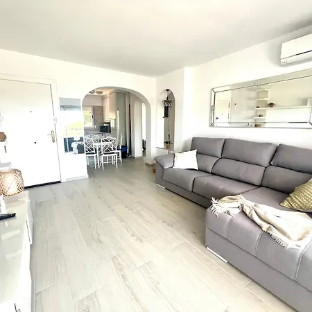 Bright With Amazing Terrace, Air, Overlooking The Garden And Sea, 2 Bedrooms, Sleeps 4, Swimming Pool And Gardens In A Very Quiet Area Apartament